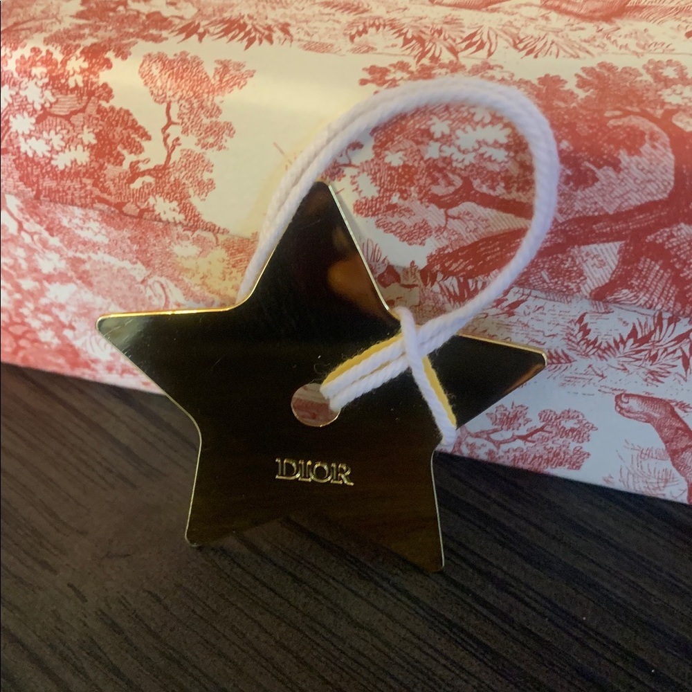 Dior Shiny Gold Star Ornament keychain - Picture 2 of 2